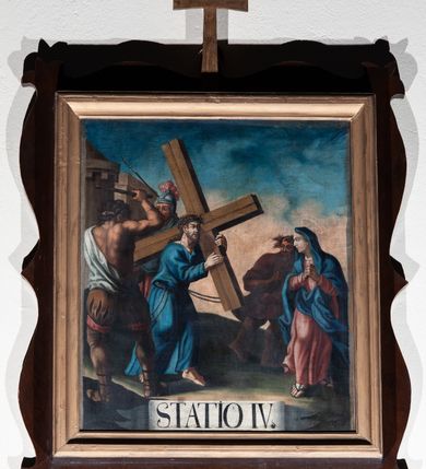 Zdjęcie nr 8: Czternaście stacji Drogi Krzyżowej w kształcie prostokąta zbliżonego do kwadratu, w profilowanych ramkach z krzyżykiem łacińskim pośrodku listwy górnej. Sceny wielofigurowe, o otwartej kompozycji, na tle monumentalnej architektury lub krajobrazu. U dołu białe banderole z oznaczeniem numeru stacji.