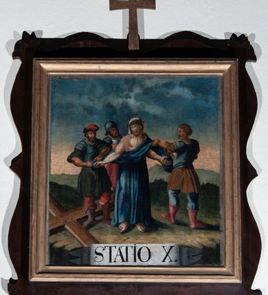 Zdjęcie nr 14: Czternaście stacji Drogi Krzyżowej w kształcie prostokąta zbliżonego do kwadratu, w profilowanych ramkach z krzyżykiem łacińskim pośrodku listwy górnej. Sceny wielofigurowe, o otwartej kompozycji, na tle monumentalnej architektury lub krajobrazu. U dołu białe banderole z oznaczeniem numeru stacji.