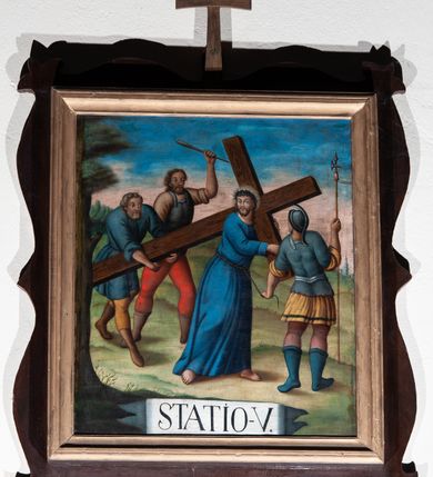 Zdjęcie nr 9: Czternaście stacji Drogi Krzyżowej w kształcie prostokąta zbliżonego do kwadratu, w profilowanych ramkach z krzyżykiem łacińskim pośrodku listwy górnej. Sceny wielofigurowe, o otwartej kompozycji, na tle monumentalnej architektury lub krajobrazu. U dołu białe banderole z oznaczeniem numeru stacji.