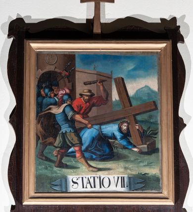 Zdjęcie nr 11: Czternaście stacji Drogi Krzyżowej w kształcie prostokąta zbliżonego do kwadratu, w profilowanych ramkach z krzyżykiem łacińskim pośrodku listwy górnej. Sceny wielofigurowe, o otwartej kompozycji, na tle monumentalnej architektury lub krajobrazu. U dołu białe banderole z oznaczeniem numeru stacji.