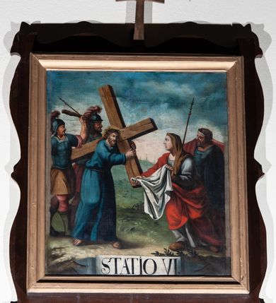 Zdjęcie nr 10: Czternaście stacji Drogi Krzyżowej w kształcie prostokąta zbliżonego do kwadratu, w profilowanych ramkach z krzyżykiem łacińskim pośrodku listwy górnej. Sceny wielofigurowe, o otwartej kompozycji, na tle monumentalnej architektury lub krajobrazu. U dołu białe banderole z oznaczeniem numeru stacji.