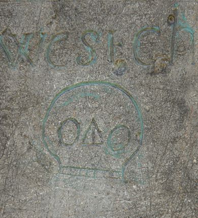 Zdjęcie nr 2: Tablica w kształcie prostokąta zbliżonego do kwadratu z inskrypcją w języku polskim: Tu lezy X. Jakub no/cinski prebendarz / lanckoroński prosi / za DVSZĘ SWĄ / o nabożne westchnienie. Poniżej wyryta uproszczona czaszka ludzka.