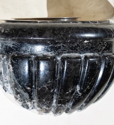 Zdjęcie nr 1: Dwie kropielnice na wodę święconą, wmurowane w ściany krucht kościelnych, półkuliste, dołem puklowane, z szerokim gładkim wylewem wydzielonym przewężeniem; wewnątrz wydrążone.