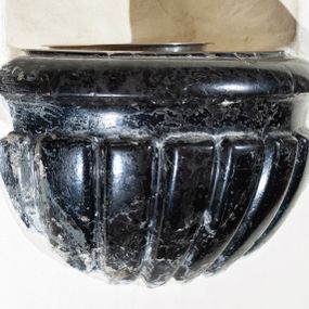 Zdjęcie nr 1: Dwie kropielnice na wodę święconą, wmurowane w ściany krucht kościelnych, półkuliste, dołem puklowane, z szerokim gładkim wylewem wydzielonym przewężeniem; wewnątrz wydrążone.