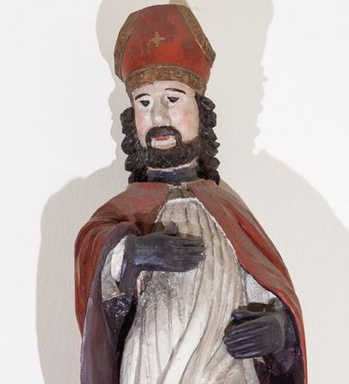 Zdjęcie nr 1: Rzeźba pełnoplastyczna, przyścienna, polichromowana; wyobrażenie św. Stanisława Biskupa i Męczennika, w całej postaci, stojącego w kontrapoście, w stroju pontyfikalnym; u jego stóp Piotrowin w półpostaci.  