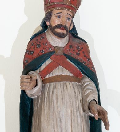 Zdjęcie nr 1: Rzeźba pełnoplastyczna, przyścienna, polichromowana; wyobrażenie św. Wojciecha Biskupa i Męczennika, w całej postaci, stojącego frontalnie, w stroju pontyfikalnym.