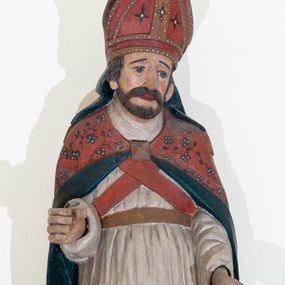 Zdjęcie nr 1: Rzeźba pełnoplastyczna, przyścienna, polichromowana; wyobrażenie św. Wojciecha Biskupa i Męczennika, w całej postaci, stojącego frontalnie, w stroju pontyfikalnym.