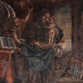 Zdjęcie nr 1: Obraz w kształcie stojącego prostokąta w drewnianej malowanej i złoconej ramie. Kompozycja dwustrefowa. W dolej strefie, na tle wnętrza o monumentalnej architekturze i oknem w głębi siedzi ukazany w trzech czwartych, zwrócony w lewo, z głową pochyloną lekko na lewy bark św. Antoni w habicie franciszkańskim. Na kolanach ma rozłożoną księgę, którą podtrzymuje prawą ręką, lewą podtrzymuje stojące na księdze nagie Dzieciątko Jezus. Obok świętego po lewej stronie kompozycji nakryty tkaniną stół z księgą na pulpicie oraz anioł ze skrzydłami, lewą ręką wskazujący niebo w górnej strefie obrazu, gdzie ukazana Gołębica Ducha Świętego otoczona prze putta.  