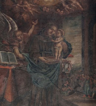 Zdjęcie nr 3: Obraz w kształcie stojącego prostokąta w drewnianej malowanej i złoconej ramie. Kompozycja dwustrefowa. W dolej strefie, na tle wnętrza o monumentalnej architekturze i oknem w głębi siedzi ukazany w trzech czwartych, zwrócony w lewo, z głową pochyloną lekko na lewy bark św. Antoni w habicie franciszkańskim. Na kolanach ma rozłożoną księgę, którą podtrzymuje prawą ręką, lewą podtrzymuje stojące na księdze nagie Dzieciątko Jezus. Obok świętego po lewej stronie kompozycji nakryty tkaniną stół z księgą na pulpicie oraz anioł ze skrzydłami, lewą ręką wskazujący niebo w górnej strefie obrazu, gdzie ukazana Gołębica Ducha Świętego otoczona prze putta.  