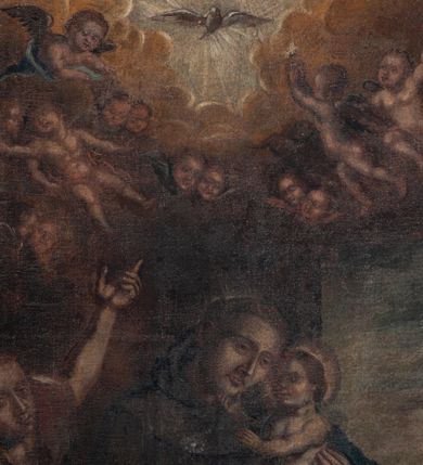 Zdjęcie nr 4: Obraz w kształcie stojącego prostokąta w drewnianej malowanej i złoconej ramie. Kompozycja dwustrefowa. W dolej strefie, na tle wnętrza o monumentalnej architekturze i oknem w głębi siedzi ukazany w trzech czwartych, zwrócony w lewo, z głową pochyloną lekko na lewy bark św. Antoni w habicie franciszkańskim. Na kolanach ma rozłożoną księgę, którą podtrzymuje prawą ręką, lewą podtrzymuje stojące na księdze nagie Dzieciątko Jezus. Obok świętego po lewej stronie kompozycji nakryty tkaniną stół z księgą na pulpicie oraz anioł ze skrzydłami, lewą ręką wskazujący niebo w górnej strefie obrazu, gdzie ukazana Gołębica Ducha Świętego otoczona prze putta.  