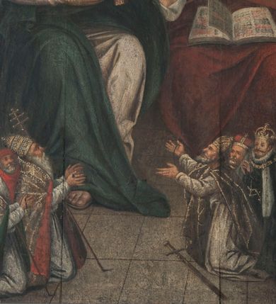 Zdjęcie nr 3: Obraz w kształcie stojącego prostokąta. Przedstawia scenę we wnętrzu. Po lewej stronie siedząca Matka Boska, zwrócona w trzech czwartych w prawo, obiema rękami podtrzymuje siedzące na poduszce Dzieciątko. Twarz owalna, młodzieńcza, o wyrazistych rysach, dużych oczach i prostym nosie. Włosy długie, jasne, opadają na plecy. Maria ubrana w białą suknię zdobioną przy dekolcie oraz okrywający jej postać obszerny, niebieski płaszcz. Na głowie ma koronę zamkniętą; wokół niej nimb. Wokół Marii mandorla o falistych i prostych promieniach. Dzieciątko ukazane frontalnie, z głową skierowaną w lewo, prawą ręką podtrzymuje na kolanie jabłko królewskie, lewa dłoń wzniesiona, z palcami ułożonymi w geście błogosławieństwa. Twarz pełna, o pucołowatych policzkach, jasnych, krótkich włosach. Biodra przepasane białą szarfą. W prawej części obrazu siedząca św. Anna zwrócona w trzech czwartych w lewo i pochylona w stronę Marii. W prawej ręce trzyma czerwony kwiat, lewą delikatnie unosi. Twarz okrągła o wyraźnych rysach. Ubrana w zieloną suknię i czerwony płaszcz opadający na kolana, na głowie podwika i biały welon. U dołu kompozycji dwie grupy niewielkich postaci. W lewym dolnym narożu klęczący papież z uniesionymi do góry rękoma oraz dostojnicy kościelni i zakonnicy w białych kapturach; w prawym dolnym narożu klęczący król z uniesionymi w górę rękoma, przed którym leży miecz oraz książęta i dwór królewski. W prawym górnym narożu obrazu ukazane okno, przy którym stoją św. Józef i Zachariasz. W oddali scena ofiarowania Marii do świątyni, z dziewczęcą postacią Marii wstępującej po stopniach w stronę kapłana. Kolorystyka ciepła, o intensywnych plamach barwnych.