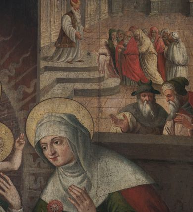 Zdjęcie nr 8: Obraz w kształcie stojącego prostokąta. Przedstawia scenę we wnętrzu. Po lewej stronie siedząca Matka Boska, zwrócona w trzech czwartych w prawo, obiema rękami podtrzymuje siedzące na poduszce Dzieciątko. Twarz owalna, młodzieńcza, o wyrazistych rysach, dużych oczach i prostym nosie. Włosy długie, jasne, opadają na plecy. Maria ubrana w białą suknię zdobioną przy dekolcie oraz okrywający jej postać obszerny, niebieski płaszcz. Na głowie ma koronę zamkniętą; wokół niej nimb. Wokół Marii mandorla o falistych i prostych promieniach. Dzieciątko ukazane frontalnie, z głową skierowaną w lewo, prawą ręką podtrzymuje na kolanie jabłko królewskie, lewa dłoń wzniesiona, z palcami ułożonymi w geście błogosławieństwa. Twarz pełna, o pucołowatych policzkach, jasnych, krótkich włosach. Biodra przepasane białą szarfą. W prawej części obrazu siedząca św. Anna zwrócona w trzech czwartych w lewo i pochylona w stronę Marii. W prawej ręce trzyma czerwony kwiat, lewą delikatnie unosi. Twarz okrągła o wyraźnych rysach. Ubrana w zieloną suknię i czerwony płaszcz opadający na kolana, na głowie podwika i biały welon. U dołu kompozycji dwie grupy niewielkich postaci. W lewym dolnym narożu klęczący papież z uniesionymi do góry rękoma oraz dostojnicy kościelni i zakonnicy w białych kapturach; w prawym dolnym narożu klęczący król z uniesionymi w górę rękoma, przed którym leży miecz oraz książęta i dwór królewski. W prawym górnym narożu obrazu ukazane okno, przy którym stoją św. Józef i Zachariasz. W oddali scena ofiarowania Marii do świątyni, z dziewczęcą postacią Marii wstępującej po stopniach w stronę kapłana. Kolorystyka ciepła, o intensywnych plamach barwnych.