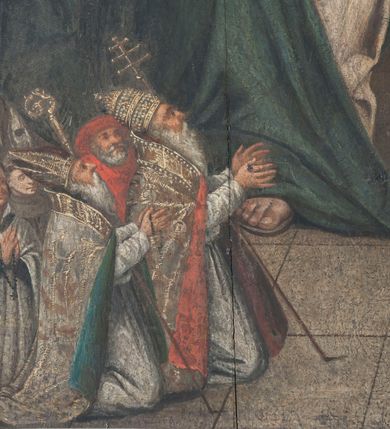 Zdjęcie nr 12: Obraz w kształcie stojącego prostokąta. Przedstawia scenę we wnętrzu. Po lewej stronie siedząca Matka Boska, zwrócona w trzech czwartych w prawo, obiema rękami podtrzymuje siedzące na poduszce Dzieciątko. Twarz owalna, młodzieńcza, o wyrazistych rysach, dużych oczach i prostym nosie. Włosy długie, jasne, opadają na plecy. Maria ubrana w białą suknię zdobioną przy dekolcie oraz okrywający jej postać obszerny, niebieski płaszcz. Na głowie ma koronę zamkniętą; wokół niej nimb. Wokół Marii mandorla o falistych i prostych promieniach. Dzieciątko ukazane frontalnie, z głową skierowaną w lewo, prawą ręką podtrzymuje na kolanie jabłko królewskie, lewa dłoń wzniesiona, z palcami ułożonymi w geście błogosławieństwa. Twarz pełna, o pucołowatych policzkach, jasnych, krótkich włosach. Biodra przepasane białą szarfą. W prawej części obrazu siedząca św. Anna zwrócona w trzech czwartych w lewo i pochylona w stronę Marii. W prawej ręce trzyma czerwony kwiat, lewą delikatnie unosi. Twarz okrągła o wyraźnych rysach. Ubrana w zieloną suknię i czerwony płaszcz opadający na kolana, na głowie podwika i biały welon. U dołu kompozycji dwie grupy niewielkich postaci. W lewym dolnym narożu klęczący papież z uniesionymi do góry rękoma oraz dostojnicy kościelni i zakonnicy w białych kapturach; w prawym dolnym narożu klęczący król z uniesionymi w górę rękoma, przed którym leży miecz oraz książęta i dwór królewski. W prawym górnym narożu obrazu ukazane okno, przy którym stoją św. Józef i Zachariasz. W oddali scena ofiarowania Marii do świątyni, z dziewczęcą postacią Marii wstępującej po stopniach w stronę kapłana. Kolorystyka ciepła, o intensywnych plamach barwnych.