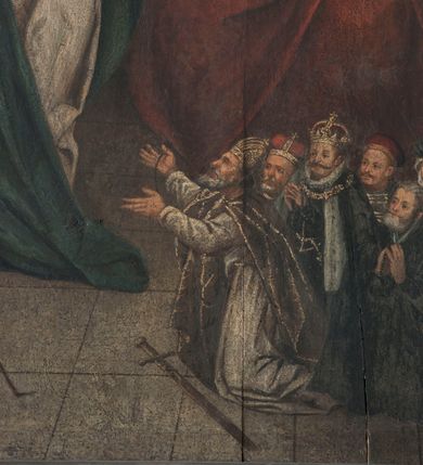 Zdjęcie nr 4: Obraz w kształcie stojącego prostokąta. Przedstawia scenę we wnętrzu. Po lewej stronie siedząca Matka Boska, zwrócona w trzech czwartych w prawo, obiema rękami podtrzymuje siedzące na poduszce Dzieciątko. Twarz owalna, młodzieńcza, o wyrazistych rysach, dużych oczach i prostym nosie. Włosy długie, jasne, opadają na plecy. Maria ubrana w białą suknię zdobioną przy dekolcie oraz okrywający jej postać obszerny, niebieski płaszcz. Na głowie ma koronę zamkniętą; wokół niej nimb. Wokół Marii mandorla o falistych i prostych promieniach. Dzieciątko ukazane frontalnie, z głową skierowaną w lewo, prawą ręką podtrzymuje na kolanie jabłko królewskie, lewa dłoń wzniesiona, z palcami ułożonymi w geście błogosławieństwa. Twarz pełna, o pucołowatych policzkach, jasnych, krótkich włosach. Biodra przepasane białą szarfą. W prawej części obrazu siedząca św. Anna zwrócona w trzech czwartych w lewo i pochylona w stronę Marii. W prawej ręce trzyma czerwony kwiat, lewą delikatnie unosi. Twarz okrągła o wyraźnych rysach. Ubrana w zieloną suknię i czerwony płaszcz opadający na kolana, na głowie podwika i biały welon. U dołu kompozycji dwie grupy niewielkich postaci. W lewym dolnym narożu klęczący papież z uniesionymi do góry rękoma oraz dostojnicy kościelni i zakonnicy w białych kapturach; w prawym dolnym narożu klęczący król z uniesionymi w górę rękoma, przed którym leży miecz oraz książęta i dwór królewski. W prawym górnym narożu obrazu ukazane okno, przy którym stoją św. Józef i Zachariasz. W oddali scena ofiarowania Marii do świątyni, z dziewczęcą postacią Marii wstępującej po stopniach w stronę kapłana. Kolorystyka ciepła, o intensywnych plamach barwnych.