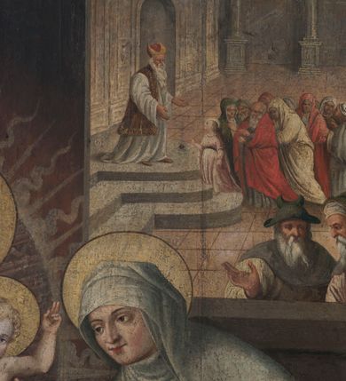 Zdjęcie nr 9: Obraz w kształcie stojącego prostokąta. Przedstawia scenę we wnętrzu. Po lewej stronie siedząca Matka Boska, zwrócona w trzech czwartych w prawo, obiema rękami podtrzymuje siedzące na poduszce Dzieciątko. Twarz owalna, młodzieńcza, o wyrazistych rysach, dużych oczach i prostym nosie. Włosy długie, jasne, opadają na plecy. Maria ubrana w białą suknię zdobioną przy dekolcie oraz okrywający jej postać obszerny, niebieski płaszcz. Na głowie ma koronę zamkniętą; wokół niej nimb. Wokół Marii mandorla o falistych i prostych promieniach. Dzieciątko ukazane frontalnie, z głową skierowaną w lewo, prawą ręką podtrzymuje na kolanie jabłko królewskie, lewa dłoń wzniesiona, z palcami ułożonymi w geście błogosławieństwa. Twarz pełna, o pucołowatych policzkach, jasnych, krótkich włosach. Biodra przepasane białą szarfą. W prawej części obrazu siedząca św. Anna zwrócona w trzech czwartych w lewo i pochylona w stronę Marii. W prawej ręce trzyma czerwony kwiat, lewą delikatnie unosi. Twarz okrągła o wyraźnych rysach. Ubrana w zieloną suknię i czerwony płaszcz opadający na kolana, na głowie podwika i biały welon. U dołu kompozycji dwie grupy niewielkich postaci. W lewym dolnym narożu klęczący papież z uniesionymi do góry rękoma oraz dostojnicy kościelni i zakonnicy w białych kapturach; w prawym dolnym narożu klęczący król z uniesionymi w górę rękoma, przed którym leży miecz oraz książęta i dwór królewski. W prawym górnym narożu obrazu ukazane okno, przy którym stoją św. Józef i Zachariasz. W oddali scena ofiarowania Marii do świątyni, z dziewczęcą postacią Marii wstępującej po stopniach w stronę kapłana. Kolorystyka ciepła, o intensywnych plamach barwnych.