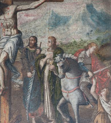 Zdjęcie nr 8: Obraz w kształcie leżącego prostokąta, w profilowanej, malowanej i złoconej ramie. Na tle rozległego, górzystego krajobrazu, pośrodku kompozycji przedstawienia ukrzyżowanego, zmarłego Chrystusa w silnym zwisie ciała i głową opuszczoną na prawy bark. Po prawej stronie Ukrzyżowanego stoją ukazani w całej postaci: św. Stanisław z Piotrowinem, św. Michał Archanioł i św. Piotr z księgą; po lewej stronie: św. Szymon Apostoł z piłą, św. Jan Ewangelista z kielichem oraz siedzący na koniu św. Marcin z żebrakiem. W lewym dolnym narożu obrazu klęczy starsza kobieta ze złożonymi do modlitwy dłońmi, w ciemnym stroju oraz w czepcu z podwiką na głowie.