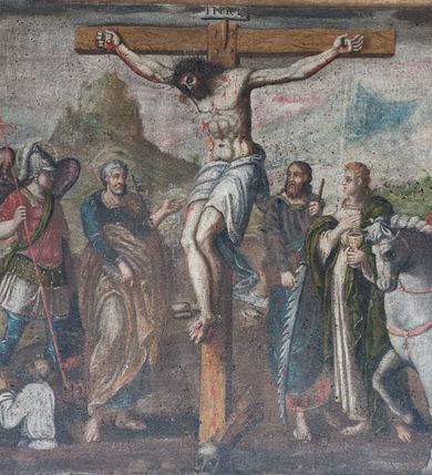 Zdjęcie nr 2: Obraz w kształcie leżącego prostokąta, w profilowanej, malowanej i złoconej ramie. Na tle rozległego, górzystego krajobrazu, pośrodku kompozycji przedstawienia ukrzyżowanego, zmarłego Chrystusa w silnym zwisie ciała i głową opuszczoną na prawy bark. Po prawej stronie Ukrzyżowanego stoją ukazani w całej postaci: św. Stanisław z Piotrowinem, św. Michał Archanioł i św. Piotr z księgą; po lewej stronie: św. Szymon Apostoł z piłą, św. Jan Ewangelista z kielichem oraz siedzący na koniu św. Marcin z żebrakiem. W lewym dolnym narożu obrazu klęczy starsza kobieta ze złożonymi do modlitwy dłońmi, w ciemnym stroju oraz w czepcu z podwiką na głowie.