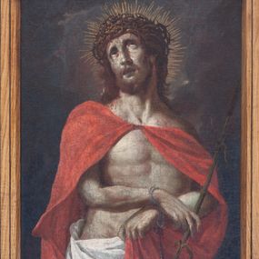 Zdjęcie nr 1: Obraz w kształcie stojącego prostokąta, w profilowanej ramie, z przedstawieniem Chrystusa w typie Ecce Homo, ukazanego w trzech czwartych postaci, zwróconego lekko w lewo, z głową lekko przechyloną na prawy bark i wzrokiem skierowanym ku górze. Twarz pociągła, o głęboko osadzonych oczach, długim nosie, okolona krótkim zarostem i opadającymi na barki włosami. Na głowie korona cierniowa upleciona z drobnych kolczastych gałązek. Wokół głowy nimb ze świetlistych promieni. Ręce ugięte w łokciach, z dłońmi skrępowanymi w nadgarstkach sznurem, ułożonymi na wysokości pasa. Palcami prawej dłoni Chrystus trzyma trzcinę. Lewą ręką podtrzymuje połę płaszcza. Biodra osłonięte białym perizonium. Na ramiona narzucony czerwony płaszcz, spięty pod szyją i spływający d dół Lewą dłonią Chrystus podtrzymuje jego lewą połę zarzuconą na przód postaci. Tło ciemne, monochromatyczne.      