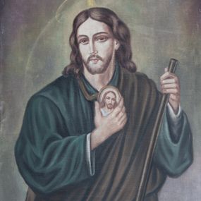 Zdjęcie nr 1: Obraz w kształcie stojącego prostokąta, w profilowanej złoconej ramie, z przedstawieniem św. Judy Tadeusza ukazanego w półpostaci, zwróconego lekko w lewo, z twarzą ujętą frontalnie. Twarz pociągła, z wysokim czołem, regularnymi łukami brwiowymi, wąskim nosem i małymi ustami, okolona krótkim zarostem i długimi spływającymi na plecy włosami. Ręce ugięte w łokciach, w prawej dłoni na wysokości piersi trzyma owalny medalion z wizerunkiem Chrystusa; lewą dłonią, uniesioną na wysokość barku, trzyma koniec laski. Tło neutralne monochromatyczne. W prawym dolnym narożu sygnatura malarza: Tadeusz Seroka.