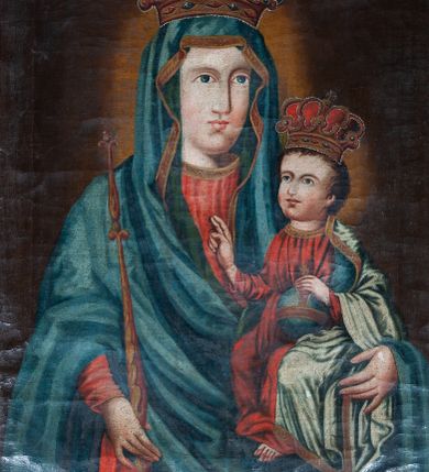 Zdjęcie nr 1: Obraz w kształcie stojącego prostokąta, w nowej drewnianej ramie, z przedstawieniem Matki Boskiej z Dzieciątkiem w typie Hodegetrii. Maria ukazana w półpostaci, lekko zwrócona w lewo. Twarz pociągła, z regularnymi łukami brwiowymi, długim nosem, małymi ustami i wydatnym podbródkiem. Lewą ręką obejmuje Dzieciątko siedzące na jej przedramieniu. W prawej trzyma berło. Ubrana w czerwoną suknię z długimi wąskimi rękawami i ciemnoniebieskie maforium z ozdobną lamówką, okrywające głowę i całą postać. Dzieciątko o dużej kulistej głowie z krótkimi kędzierzawymi włosami siedzi zwrócone w prawo, z twarzą ukazaną w trzech czwartych. Prawą dłonią błogosławi, lewą opiera na błękitnej kuli opasanej złotą taśmą. Ubrane w długą czerwoną sukienkę i biały płaszcz okrywający lewą część ciała. Na głowie Marii i Jezusa zamknięte korony. Tło ciemnoczerwone, rozjaśnione z tyłu głów Marii i Jezusa. 