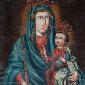 Zdjęcie nr 1: Obraz w kształcie stojącego prostokąta, w nowej drewnianej ramie, z przedstawieniem Matki Boskiej z Dzieciątkiem w typie Hodegetrii. Maria ukazana w półpostaci, lekko zwrócona w lewo. Twarz pociągła, z regularnymi łukami brwiowymi, długim nosem, małymi ustami i wydatnym podbródkiem. Lewą ręką obejmuje Dzieciątko siedzące na jej przedramieniu. W prawej trzyma berło. Ubrana w czerwoną suknię z długimi wąskimi rękawami i ciemnoniebieskie maforium z ozdobną lamówką, okrywające głowę i całą postać. Dzieciątko o dużej kulistej głowie z krótkimi kędzierzawymi włosami siedzi zwrócone w prawo, z twarzą ukazaną w trzech czwartych. Prawą dłonią błogosławi, lewą opiera na błękitnej kuli opasanej złotą taśmą. Ubrane w długą czerwoną sukienkę i biały płaszcz okrywający lewą część ciała. Na głowie Marii i Jezusa zamknięte korony. Tło ciemnoczerwone, rozjaśnione z tyłu głów Marii i Jezusa. 