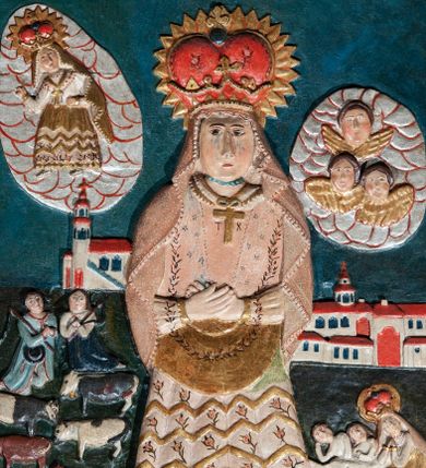 Zdjęcie nr 1: Obraz w kształcie stojącego prostokąta, z przedstawieniem Matki Boskiej Saletyńskiej. Pośrodku ukazana w całej postaci, stojąca frontalnie Maria, z rękami ugiętymi w łokciach i dłońmi splecionymi w modlitewnym geście, ułożonymi na wysokości pasa. Twarz Marii owalna, pełna, o jasnej karnacji, z dużym nosem oraz małymi oczami i ustami; z oczu płyną łzy. Ubrana w różową bluzkę z długimi rękawami oraz w rozszerzającą się ku dołowi spódnicę ozdobioną motywem zygzaków i motywami kwiatków z listkami (róże?); w pasie przewiązana złotym fartuchem. Na ramionach widoczny łańcuch, pod szyją podwójny łańcuch z okazałym krzyżem z młotkiem i obcęgami po bokach. Głowa i ramiona okryte różową chustą spływająca aż do pasa. Na głowie zamknięta korona, wokół której nimb promienisty. U dołu inskrypcja: OBRAZ MARYI FRANCUSKI. Po prawej stronie obrazu, w prawym narożu ukazane śpiące na kamieniu dzieci oraz siedząca obok płacząca Matka Boska (Piękna Pani); wyżej w owalu na tle obłoków trzy główki aniołków ze złotymi skrzydłami. Po lewej stronie stado krów i klęczące dzieci, patrzące ku górze na unoszącą się do nieba Matkę Boską ukazaną w owalu na tle obłoków. W głębi, na horyzoncie widok kościoła z towarzyszącą zabudową – sanktuarium w La Salette.  