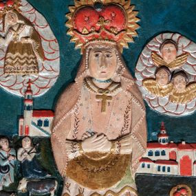 Zdjęcie nr 1: Obraz w kształcie stojącego prostokąta, z przedstawieniem Matki Boskiej Saletyńskiej. Pośrodku ukazana w całej postaci, stojąca frontalnie Maria, z rękami ugiętymi w łokciach i dłońmi splecionymi w modlitewnym geście, ułożonymi na wysokości pasa. Twarz Marii owalna, pełna, o jasnej karnacji, z dużym nosem oraz małymi oczami i ustami; z oczu płyną łzy. Ubrana w różową bluzkę z długimi rękawami oraz w rozszerzającą się ku dołowi spódnicę ozdobioną motywem zygzaków i motywami kwiatków z listkami (róże?); w pasie przewiązana złotym fartuchem. Na ramionach widoczny łańcuch, pod szyją podwójny łańcuch z okazałym krzyżem z młotkiem i obcęgami po bokach. Głowa i ramiona okryte różową chustą spływająca aż do pasa. Na głowie zamknięta korona, wokół której nimb promienisty. U dołu inskrypcja: OBRAZ MARYI FRANCUSKI. Po prawej stronie obrazu, w prawym narożu ukazane śpiące na kamieniu dzieci oraz siedząca obok płacząca Matka Boska (Piękna Pani); wyżej w owalu na tle obłoków trzy główki aniołków ze złotymi skrzydłami. Po lewej stronie stado krów i klęczące dzieci, patrzące ku górze na unoszącą się do nieba Matkę Boską ukazaną w owalu na tle obłoków. W głębi, na horyzoncie widok kościoła z towarzyszącą zabudową – sanktuarium w La Salette.  