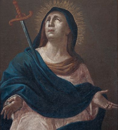 Zdjęcie nr 1: Obraz w kształcie stojącego prostokąta, w drewnianej profilowanej ramie, z przedstawieniem Matki Boskiej Bolesnej w ujęciu do kolan, zwróconej w trzech czwartych w lewo, z głową skierowaną w prawo i twarzą i wzrokiem zwróconymi ku górze, skąd pada światło. Maria przedstawiona jako starsza kobieta o masywnej, muskularnej szyi, z nabrzmiałą twarzą opuchniętą od płaczu, dużym nosem, podniesionymi ku górze wewnętrznymi kącikami oczu i nabrzmiałymi wargami. Siedzi lub stoi z rękami ugiętymi w łokciach i rozłożonymi na boki otwartymi dłońmi w sugestywnym geście bólu i rozpaczy.    Ubrana w luźną jasną suknię z długimi, szerokimi rękawami. Na głowie beżowa chusta spływająca na ramiona, której koniec przerzucony przez pierś. Okryta granatową draperią narzuconą na głowę, prawe ramię, przerzuconą przez przód postaci na lewe przedramię i spływającą ukośnie w dół, okrywając lewy bok i uda Marii. W prawą pierś Marii wbity ukośnie miecz o złotej rękojeści i jelcu. Wokół głowy nimb z drobnych złotych promieni. Tło ciemne, monochromatyczne. Karnacje i draperie malowane światłocieniowo, kształtowane światłem padającym ukośnie z góry.