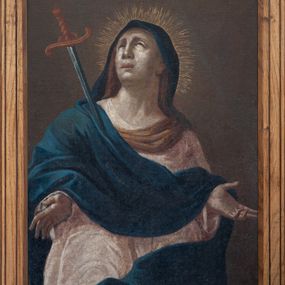 Zdjęcie nr 1: Obraz w kształcie stojącego prostokąta, w drewnianej profilowanej ramie, z przedstawieniem Matki Boskiej Bolesnej w ujęciu do kolan, zwróconej w trzech czwartych w lewo, z głową skierowaną w prawo i twarzą i wzrokiem zwróconymi ku górze, skąd pada światło. Maria przedstawiona jako starsza kobieta o masywnej, muskularnej szyi, z nabrzmiałą twarzą opuchniętą od płaczu, dużym nosem, podniesionymi ku górze wewnętrznymi kącikami oczu i nabrzmiałymi wargami. Siedzi lub stoi z rękami ugiętymi w łokciach i rozłożonymi na boki otwartymi dłońmi w sugestywnym geście bólu i rozpaczy.    Ubrana w luźną jasną suknię z długimi, szerokimi rękawami. Na głowie beżowa chusta spływająca na ramiona, której koniec przerzucony przez pierś. Okryta granatową draperią narzuconą na głowę, prawe ramię, przerzuconą przez przód postaci na lewe przedramię i spływającą ukośnie w dół, okrywając lewy bok i uda Marii. W prawą pierś Marii wbity ukośnie miecz o złotej rękojeści i jelcu. Wokół głowy nimb z drobnych złotych promieni. Tło ciemne, monochromatyczne. Karnacje i draperie malowane światłocieniowo, kształtowane światłem padającym ukośnie z góry.