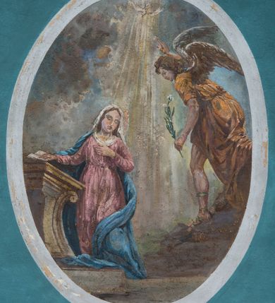 Zdjęcie nr 7: Polichromia ścian i stropów prezbiterium i nawy podkreślająca podziały architektoniczne. W prezbiterium i nawie fryzy podstropowe. W połowie wysokości okien prezbiterium i nawy poziomy fryz, ponad którym całopostaciowe przedstawienia świętych, na północnej ścianie nawy Ostatnia Wieczerza oraz dekoracja heraldyczna. Stropy z malowane na kolor ciemnoniebieski z rozrzuconymi symetrycznie złotymi i srebrnymi rozetkami, z bogatą malowaną fasetą wokół, pośrodku z dużymi owalnymi medalionami z figuralnymi przedstawieniami scen z życia św. Jana Chrzciciela. Podłucze arkady tęczowej z dekoracją z motywów roślinnych i geometrycznych. Wnęki okienne ujęte obramieniami ze zgeometryzowanych motywów roślinnych.   