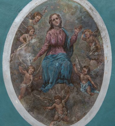 Zdjęcie nr 6: Polichromia ścian i stropów prezbiterium i nawy podkreślająca podziały architektoniczne. W prezbiterium i nawie fryzy podstropowe. W połowie wysokości okien prezbiterium i nawy poziomy fryz, ponad którym całopostaciowe przedstawienia świętych, na północnej ścianie nawy Ostatnia Wieczerza oraz dekoracja heraldyczna. Stropy z malowane na kolor ciemnoniebieski z rozrzuconymi symetrycznie złotymi i srebrnymi rozetkami, z bogatą malowaną fasetą wokół, pośrodku z dużymi owalnymi medalionami z figuralnymi przedstawieniami scen z życia św. Jana Chrzciciela. Podłucze arkady tęczowej z dekoracją z motywów roślinnych i geometrycznych. Wnęki okienne ujęte obramieniami ze zgeometryzowanych motywów roślinnych.   