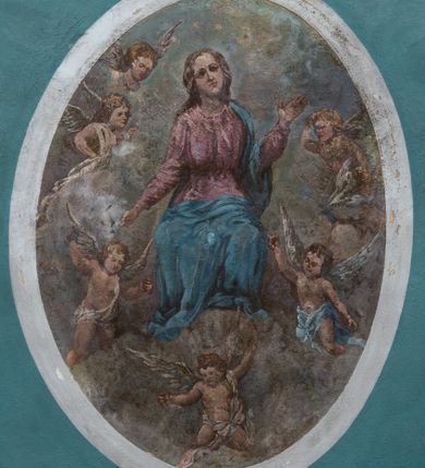 Zdjęcie nr 3: Polichromia ścian i stropów prezbiterium i nawy podkreślająca podziały architektoniczne. W prezbiterium i nawie fryzy podstropowe. W połowie wysokości okien prezbiterium i nawy poziomy fryz, ponad którym całopostaciowe przedstawienia świętych, na północnej ścianie nawy Ostatnia Wieczerza oraz dekoracja heraldyczna. Stropy z malowane na kolor ciemnoniebieski z rozrzuconymi symetrycznie złotymi i srebrnymi rozetkami, z bogatą malowaną fasetą wokół, pośrodku z dużymi owalnymi medalionami z figuralnymi przedstawieniami scen z życia św. Jana Chrzciciela. Podłucze arkady tęczowej z dekoracją z motywów roślinnych i geometrycznych. Wnęki okienne ujęte obramieniami ze zgeometryzowanych motywów roślinnych.   