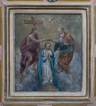 Zdjęcie nr 8: Polichromia ścian i stropów prezbiterium i nawy podkreślająca podziały architektoniczne. W prezbiterium i nawie fryzy podstropowe. W połowie wysokości okien prezbiterium i nawy poziomy fryz, ponad którym całopostaciowe przedstawienia świętych, na północnej ścianie nawy Ostatnia Wieczerza oraz dekoracja heraldyczna. Stropy z malowane na kolor ciemnoniebieski z rozrzuconymi symetrycznie złotymi i srebrnymi rozetkami, z bogatą malowaną fasetą wokół, pośrodku z dużymi owalnymi medalionami z figuralnymi przedstawieniami scen z życia św. Jana Chrzciciela. Podłucze arkady tęczowej z dekoracją z motywów roślinnych i geometrycznych. Wnęki okienne ujęte obramieniami ze zgeometryzowanych motywów roślinnych.   