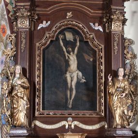 Zdjęcie nr 1: Ołtarz architektoniczny, jednoosiowy, z wydzieloną predellą, jednokondygnacyjny, ze zwieńczeniem. Mensa drewniana na skrzyniowej prostopadłościennej tumbie. Antependium w prostokątnej profilowanej ramie zdobione trzema płycinami, w których pośrodku płaskorzeźbione przedstawienie Chrystusa upadającego pod krzyżem, po bokach motywy serca. Nastawa ujęta kwadratowymi w rzucie filarami przyściennymi o kanelowanych trzonach, z kompozytowymi kapitelami, dźwigającymi występującymi nad nimi uproszczone belkowanie i profilowany gzyms, przerwany nad polem środkowym. Na tle filarów ustawione na konsolach rzeźby: Matka Boska Bolesna po lewej i św. Jan Ewangelista po prawej stronie. W polu środkowym barokowy obraz z przedstawieniem Ukrzyżowania w ozdobnej ramie. W przyłuczach ramy uskrzydlone główki aniołków. Poniżej obrazu nałożony motyw kielicha, po bokach dwie banderole z inskrypcją: BŁOGOSŁAWIONY KTÓRY / IDZIE W IMIĘ PAŃSKIE. Zwieńczenie w kształcie aedikuli o wklęsłych bokach, zamkniętej łukiem półkolistym nadwieszonym. W polu zwieńczenia obraz ukazujący św. Rozalię. Na gzymsie koronującym rzeźbione przedstawienie Boga Ojca oraz Gołębica Ducha Świętego. Poniżej obrazu medalion ze złoconymi literami: IHS. W osiach podpór dwa uskrzydlone anioły trzymające Arma Christi (trzcinę z gąbką i włócznię). Nastawa flankowana ażurowymi, płasko rzeźbionymi uszami w formie wici winnej latorośli z kiściami gron i liśćmi.  Struktura malowana na kolor brązowy, rzeźby, detale architektoniczne i ornamenty złocone lub srebrzone, część laserowana.