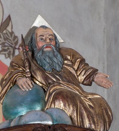 Zdjęcie nr 12: Ołtarz architektoniczny, jednoosiowy, z wydzieloną predellą, jednokondygnacyjny, ze zwieńczeniem. Mensa drewniana na skrzyniowej prostopadłościennej tumbie. Antependium w prostokątnej profilowanej ramie zdobione trzema płycinami, w których pośrodku płaskorzeźbione przedstawienie Chrystusa upadającego pod krzyżem, po bokach motywy serca. Nastawa ujęta kwadratowymi w rzucie filarami przyściennymi o kanelowanych trzonach, z kompozytowymi kapitelami, dźwigającymi występującymi nad nimi uproszczone belkowanie i profilowany gzyms, przerwany nad polem środkowym. Na tle filarów ustawione na konsolach rzeźby: Matka Boska Bolesna po lewej i św. Jan Ewangelista po prawej stronie. W polu środkowym barokowy obraz z przedstawieniem Ukrzyżowania w ozdobnej ramie. W przyłuczach ramy uskrzydlone główki aniołków. Poniżej obrazu nałożony motyw kielicha, po bokach dwie banderole z inskrypcją: BŁOGOSŁAWIONY KTÓRY / IDZIE W IMIĘ PAŃSKIE. Zwieńczenie w kształcie aedikuli o wklęsłych bokach, zamkniętej łukiem półkolistym nadwieszonym. W polu zwieńczenia obraz ukazujący św. Rozalię. Na gzymsie koronującym rzeźbione przedstawienie Boga Ojca oraz Gołębica Ducha Świętego. Poniżej obrazu medalion ze złoconymi literami: IHS. W osiach podpór dwa uskrzydlone anioły trzymające Arma Christi (trzcinę z gąbką i włócznię). Nastawa flankowana ażurowymi, płasko rzeźbionymi uszami w formie wici winnej latorośli z kiściami gron i liśćmi.  Struktura malowana na kolor brązowy, rzeźby, detale architektoniczne i ornamenty złocone lub srebrzone, część laserowana.