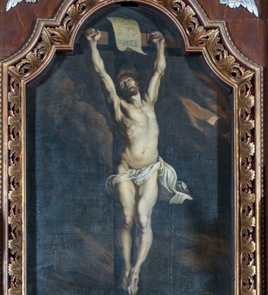 Zdjęcie nr 2: Ołtarz architektoniczny, jednoosiowy, z wydzieloną predellą, jednokondygnacyjny, ze zwieńczeniem. Mensa drewniana na skrzyniowej prostopadłościennej tumbie. Antependium w prostokątnej profilowanej ramie zdobione trzema płycinami, w których pośrodku płaskorzeźbione przedstawienie Chrystusa upadającego pod krzyżem, po bokach motywy serca. Nastawa ujęta kwadratowymi w rzucie filarami przyściennymi o kanelowanych trzonach, z kompozytowymi kapitelami, dźwigającymi występującymi nad nimi uproszczone belkowanie i profilowany gzyms, przerwany nad polem środkowym. Na tle filarów ustawione na konsolach rzeźby: Matka Boska Bolesna po lewej i św. Jan Ewangelista po prawej stronie. W polu środkowym barokowy obraz z przedstawieniem Ukrzyżowania w ozdobnej ramie. W przyłuczach ramy uskrzydlone główki aniołków. Poniżej obrazu nałożony motyw kielicha, po bokach dwie banderole z inskrypcją: BŁOGOSŁAWIONY KTÓRY / IDZIE W IMIĘ PAŃSKIE. Zwieńczenie w kształcie aedikuli o wklęsłych bokach, zamkniętej łukiem półkolistym nadwieszonym. W polu zwieńczenia obraz ukazujący św. Rozalię. Na gzymsie koronującym rzeźbione przedstawienie Boga Ojca oraz Gołębica Ducha Świętego. Poniżej obrazu medalion ze złoconymi literami: IHS. W osiach podpór dwa uskrzydlone anioły trzymające Arma Christi (trzcinę z gąbką i włócznię). Nastawa flankowana ażurowymi, płasko rzeźbionymi uszami w formie wici winnej latorośli z kiściami gron i liśćmi.  Struktura malowana na kolor brązowy, rzeźby, detale architektoniczne i ornamenty złocone lub srebrzone, część laserowana.