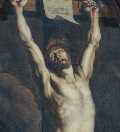 Zdjęcie nr 8: Ołtarz architektoniczny, jednoosiowy, z wydzieloną predellą, jednokondygnacyjny, ze zwieńczeniem. Mensa drewniana na skrzyniowej prostopadłościennej tumbie. Antependium w prostokątnej profilowanej ramie zdobione trzema płycinami, w których pośrodku płaskorzeźbione przedstawienie Chrystusa upadającego pod krzyżem, po bokach motywy serca. Nastawa ujęta kwadratowymi w rzucie filarami przyściennymi o kanelowanych trzonach, z kompozytowymi kapitelami, dźwigającymi występującymi nad nimi uproszczone belkowanie i profilowany gzyms, przerwany nad polem środkowym. Na tle filarów ustawione na konsolach rzeźby: Matka Boska Bolesna po lewej i św. Jan Ewangelista po prawej stronie. W polu środkowym barokowy obraz z przedstawieniem Ukrzyżowania w ozdobnej ramie. W przyłuczach ramy uskrzydlone główki aniołków. Poniżej obrazu nałożony motyw kielicha, po bokach dwie banderole z inskrypcją: BŁOGOSŁAWIONY KTÓRY / IDZIE W IMIĘ PAŃSKIE. Zwieńczenie w kształcie aedikuli o wklęsłych bokach, zamkniętej łukiem półkolistym nadwieszonym. W polu zwieńczenia obraz ukazujący św. Rozalię. Na gzymsie koronującym rzeźbione przedstawienie Boga Ojca oraz Gołębica Ducha Świętego. Poniżej obrazu medalion ze złoconymi literami: IHS. W osiach podpór dwa uskrzydlone anioły trzymające Arma Christi (trzcinę z gąbką i włócznię). Nastawa flankowana ażurowymi, płasko rzeźbionymi uszami w formie wici winnej latorośli z kiściami gron i liśćmi.  Struktura malowana na kolor brązowy, rzeźby, detale architektoniczne i ornamenty złocone lub srebrzone, część laserowana.