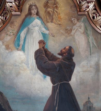 Zdjęcie nr 1: Obraz w kształcie stojącego prostokąta zamkniętego łukiem wklęsło-wypukłym z uskokiem, z przedstawieniem wizji św. Franciszka z Asyżu. Kompozycja dwustrefowa. W strefie dolnej św. Franciszek, ukazany bokiem, zwrócony w prawo, klęczy na skale z prawym kolanem wysuniętym do przodu i cofniętą do tyłu lewą nogą, z rękami wysuniętymi przed siebie i splecionymi modlitewnie dłońmi wzniesionymi ku górze. Głowa świętego widoczna z profilu okolona ciemnym krótkim zarostem, z wygoloną tonsurą. Twarz szczupła, ascetyczna, z wysokim czołem. Ubrany w brązowy franciszkański habit przepasany białym sznurem. W tle zamglony pejzaż, po prawej stronie świętego z widokiem centralnej kopułowej świątyni. Święty zwraca się ku ukazanej w górnej strefie, wśród obłoków Matce Boskiej. Maria zwrócona w trzech czwartych w lewo, ubrana w białą, przewiązaną w talii suknię i narzucony na ramiona błękitny płaszcz spięty pod szyją. Towarzyszą jej putto i anioł ze skrzydłami przedstawiony w całej postaci w prawej części obrazu. U góry kompozycji na osi tronuje na obłokach Chrystus podtrzymujący lewą ręką duży krzyż.