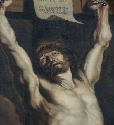 Zdjęcie nr 4: Obraz w kształcie stojącego prostokąta zamkniętego łukiem wklęsło-wypukłym z uskokiem, w ozdobnej ramie, z przedstawieniem Chrystusa Ukrzyżowanego. Chrystus rozpięty na krzyżu z wysoko uniesionymi nad głową. Ciało muskularne, naprężone, w lekkim skręcie tułowia w lewo i nóg w prawo. Głowa lekko przechylona na prawy bark, z twarzą zwróconą ku górze, okolona ciemnymi włosami i zarostem, na głowie korona cierniowa. Perizonium nisko zsunięte z bioder, odsłaniające prawy bok, z rozwianym końcem przy lewym udzie. Tło ciemne, ze skłębionymi ciemnymi obłokami. Ponad głową Chrystusa titulus z nieczytelnym napisem.   