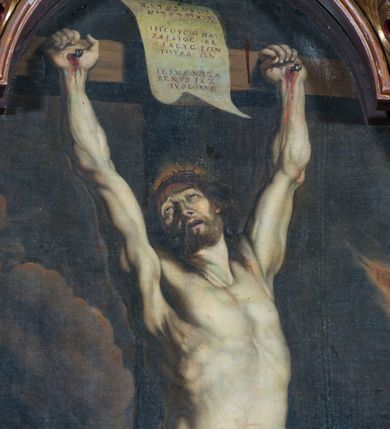 Zdjęcie nr 2: Obraz w kształcie stojącego prostokąta zamkniętego łukiem wklęsło-wypukłym z uskokiem, w ozdobnej ramie, z przedstawieniem Chrystusa Ukrzyżowanego. Chrystus rozpięty na krzyżu z wysoko uniesionymi nad głową. Ciało muskularne, naprężone, w lekkim skręcie tułowia w lewo i nóg w prawo. Głowa lekko przechylona na prawy bark, z twarzą zwróconą ku górze, okolona ciemnymi włosami i zarostem, na głowie korona cierniowa. Perizonium nisko zsunięte z bioder, odsłaniające prawy bok, z rozwianym końcem przy lewym udzie. Tło ciemne, ze skłębionymi ciemnymi obłokami. Ponad głową Chrystusa titulus z nieczytelnym napisem.   