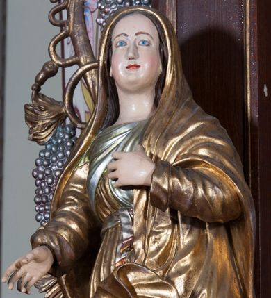 Zdjęcie nr 1: Rzeźba pełnoplastyczna, przyścienna; przedstawienie Matki Boskiej Bolesnej ukazanej w całej postaci, stojącej w lekkim kontrapoście, z prawą nogą ugiętą w kolanie, zwróconej lekko w lewo i twarzą skierowaną ku górze. Prawa ręka odwiedziona od ciała, wyciągnięta do przodu, lewa ugięta w łokciu, z dłonią złożoną na piersi. Twarz pełna, o jasnej karnacji, z wysokim czołem, regularnymi łukami brwiowymi, drobnymi ustami i pełnym podbródkiem. Ubrana w suknię z długimi rękawami, przewiązaną w pasie, układającą się drobnymi pionowymi fałdami, oraz płaszcz, który okrywa głowę, spływa na ramiona i osłania przód postaci.