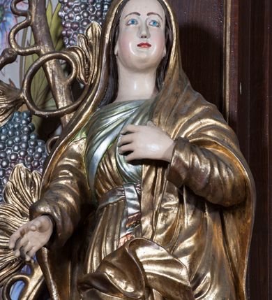 Zdjęcie nr 3: Rzeźba pełnoplastyczna, przyścienna; przedstawienie Matki Boskiej Bolesnej ukazanej w całej postaci, stojącej w lekkim kontrapoście, z prawą nogą ugiętą w kolanie, zwróconej lekko w lewo i twarzą skierowaną ku górze. Prawa ręka odwiedziona od ciała, wyciągnięta do przodu, lewa ugięta w łokciu, z dłonią złożoną na piersi. Twarz pełna, o jasnej karnacji, z wysokim czołem, regularnymi łukami brwiowymi, drobnymi ustami i pełnym podbródkiem. Ubrana w suknię z długimi rękawami, przewiązaną w pasie, układającą się drobnymi pionowymi fałdami, oraz płaszcz, który okrywa głowę, spływa na ramiona i osłania przód postaci.