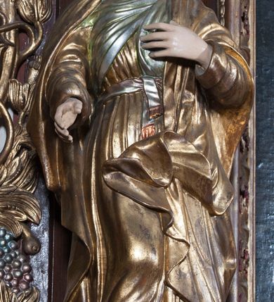 Zdjęcie nr 2: Rzeźba pełnoplastyczna, przyścienna; przedstawienie Matki Boskiej Bolesnej ukazanej w całej postaci, stojącej w lekkim kontrapoście, z prawą nogą ugiętą w kolanie, zwróconej lekko w lewo i twarzą skierowaną ku górze. Prawa ręka odwiedziona od ciała, wyciągnięta do przodu, lewa ugięta w łokciu, z dłonią złożoną na piersi. Twarz pełna, o jasnej karnacji, z wysokim czołem, regularnymi łukami brwiowymi, drobnymi ustami i pełnym podbródkiem. Ubrana w suknię z długimi rękawami, przewiązaną w pasie, układającą się drobnymi pionowymi fałdami, oraz płaszcz, który okrywa głowę, spływa na ramiona i osłania przód postaci.