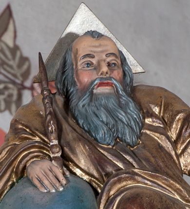 Zdjęcie nr 1: Rzeźba pełnoplastyczna, przyścienna; przedstawienie Boga Ojca ukazanego jako starzec z długą brodą, kępką włosów nad czołem i wianuszkiem siwych włosów wokół głowy; siedzi przechylony na prawą stronę i wsparty prawą ręką na obłoku; w prawej dłoni trzyma berło.  Lewa ręka odwiedziona w bok od ciała. Ubrany w długą złotą suknię z szerokimi rękawami i obszerny złoty płaszcz.