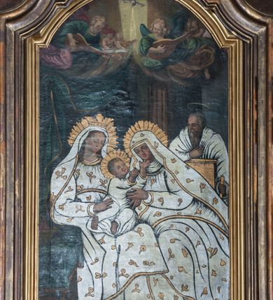 Zdjęcie nr 7: Ołtarz architektoniczny, jednokondygnacyjny, jednoosiowy ze zwieńczeniem. Antepedium z płaskorzeźbionym krzyżem ujętym wolutami z motywami lilii. Nastawę ujmują ukośnie ustawione zwielokrotnione  pilastry z konsolami, na których stoją figury. Pilastry podtrzymują belkowanie, które nad zewnętrznymi pilastrami jest lekko wklęsłe, nad wewnętrznymi zwieńczone falującymi naczółkami, a nad osią środkową  z lekko wybrzuszonym architrawem. Zwieńczenie o lekko wklęsłych bokach zamknięte profilowanym gzymsem w formie łuku nadwieszonego. W polu środkowym wnęka w kształcie stojącego prostokąta zakończonego łukiem odcinkowym, nadwieszonym, w niej obraz "Św. Anna Samotrzeć" i "Męczeństwo św. Sebastiana" na zasuwie. Pole obrazowe w zwieńczeniu powtarza jego kształt, wypełnione wizerunkiem św. Floriana. W partii predelli wkomponowano fantazyjny kartusz z obrazem przedstawiającym hołd Trzech Króli. Na dekorację ornamentalną składają się motywy rocaille'owe na pilastrach, uszy ujmujące nastawę z rocaille'ami w części wypełnionymi kratką regencyjną, kartusz w partii belkowania oraz drobne motywy roślinne i rokokowe w partii zwieńczenia., 

