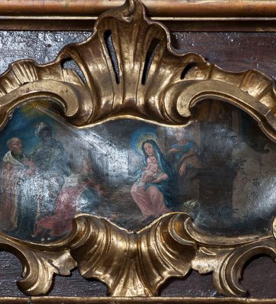 Zdjęcie nr 11: Ołtarz architektoniczny, jednokondygnacyjny, jednoosiowy ze zwieńczeniem. Antepedium z płaskorzeźbionym krzyżem ujętym wolutami z motywami lilii. Nastawę ujmują ukośnie ustawione zwielokrotnione  pilastry z konsolami, na których stoją figury. Pilastry podtrzymują belkowanie, które nad zewnętrznymi pilastrami jest lekko wklęsłe, nad wewnętrznymi zwieńczone falującymi naczółkami, a nad osią środkową  z lekko wybrzuszonym architrawem. Zwieńczenie o lekko wklęsłych bokach zamknięte profilowanym gzymsem w formie łuku nadwieszonego. W polu środkowym wnęka w kształcie stojącego prostokąta zakończonego łukiem odcinkowym, nadwieszonym, w niej obraz &quot;Św. Anna Samotrzeć&quot; i &quot;Męczeństwo św. Sebastiana&quot; na zasuwie. Pole obrazowe w zwieńczeniu powtarza jego kształt, wypełnione wizerunkiem św. Floriana. W partii predelli wkomponowano fantazyjny kartusz z obrazem przedstawiającym hołd Trzech Króli. Na dekorację ornamentalną składają się motywy rocaille&#039;owe na pilastrach, uszy ujmujące nastawę z rocaille&#039;ami w części wypełnionymi kratką regencyjną, kartusz w partii belkowania oraz drobne motywy roślinne i rokokowe w partii zwieńczenia., 

