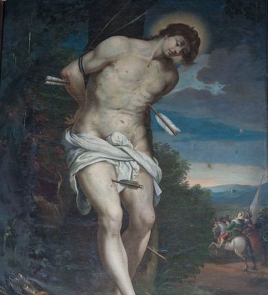 Zdjęcie nr 9: Ołtarz architektoniczny, jednokondygnacyjny, jednoosiowy ze zwieńczeniem. Antepedium z płaskorzeźbionym krzyżem ujętym wolutami z motywami lilii. Nastawę ujmują ukośnie ustawione zwielokrotnione  pilastry z konsolami, na których stoją figury. Pilastry podtrzymują belkowanie, które nad zewnętrznymi pilastrami jest lekko wklęsłe, nad wewnętrznymi zwieńczone falującymi naczółkami, a nad osią środkową  z lekko wybrzuszonym architrawem. Zwieńczenie o lekko wklęsłych bokach zamknięte profilowanym gzymsem w formie łuku nadwieszonego. W polu środkowym wnęka w kształcie stojącego prostokąta zakończonego łukiem odcinkowym, nadwieszonym, w niej obraz "Św. Anna Samotrzeć" i "Męczeństwo św. Sebastiana" na zasuwie. Pole obrazowe w zwieńczeniu powtarza jego kształt, wypełnione wizerunkiem św. Floriana. W partii predelli wkomponowano fantazyjny kartusz z obrazem przedstawiającym hołd Trzech Króli. Na dekorację ornamentalną składają się motywy rocaille'owe na pilastrach, uszy ujmujące nastawę z rocaille'ami w części wypełnionymi kratką regencyjną, kartusz w partii belkowania oraz drobne motywy roślinne i rokokowe w partii zwieńczenia., 

