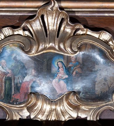 Zdjęcie nr 12: Ołtarz architektoniczny, jednokondygnacyjny, jednoosiowy ze zwieńczeniem. Antepedium z płaskorzeźbionym krzyżem ujętym wolutami z motywami lilii. Nastawę ujmują ukośnie ustawione zwielokrotnione  pilastry z konsolami, na których stoją figury. Pilastry podtrzymują belkowanie, które nad zewnętrznymi pilastrami jest lekko wklęsłe, nad wewnętrznymi zwieńczone falującymi naczółkami, a nad osią środkową  z lekko wybrzuszonym architrawem. Zwieńczenie o lekko wklęsłych bokach zamknięte profilowanym gzymsem w formie łuku nadwieszonego. W polu środkowym wnęka w kształcie stojącego prostokąta zakończonego łukiem odcinkowym, nadwieszonym, w niej obraz &quot;Św. Anna Samotrzeć&quot; i &quot;Męczeństwo św. Sebastiana&quot; na zasuwie. Pole obrazowe w zwieńczeniu powtarza jego kształt, wypełnione wizerunkiem św. Floriana. W partii predelli wkomponowano fantazyjny kartusz z obrazem przedstawiającym hołd Trzech Króli. Na dekorację ornamentalną składają się motywy rocaille&#039;owe na pilastrach, uszy ujmujące nastawę z rocaille&#039;ami w części wypełnionymi kratką regencyjną, kartusz w partii belkowania oraz drobne motywy roślinne i rokokowe w partii zwieńczenia., 

