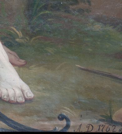 Zdjęcie nr 5: Obraz w kształcie stojącego prostokąta ukazuje św. Sebastiana przywiązanego do drzewa, o rękach skrępowanych sznurem na plecach. Postać zajmuje niemal cały kadr obrazu. Ciało świętego przebite czterema strzałami silnie pochylone do przodu, przepasane na biodrach tkaniną, z prawą nogą lekko wysuniętą, z lewą cofniętą, ugiętą w kolanie. Jego głowa jest nieproporcjonalnie mała w stosunku do ciała, nos długi, oczy na wpółotwarte, usta pełne, włosy brązowe, lekko kręcone, opadające na kark i wzdłuż lewego policzka. U jego stóp leżą czerwony kołczan z niebieską szarfą ze strzałami i łuk. Za drzewem widoczne krzewy i drzewa. W tle po prawej stronie kompozycji ukazuje się grupa jeźdźców i daleki, pagórkowaty krajobraz. Wzdłuż dolnej krawędzi, częściowo zasłonięta ramą inskrypcja: „A(nno) D[omini] 1762 d(ie) 27.  January Benedicta / Pinciera per R(everendum) Lucam Orłowski Cracoviae”.