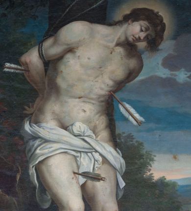 Zdjęcie nr 1: Obraz w kształcie stojącego prostokąta ukazuje św. Sebastiana przywiązanego do drzewa, o rękach skrępowanych sznurem na plecach. Postać zajmuje niemal cały kadr obrazu. Ciało świętego przebite czterema strzałami silnie pochylone do przodu, przepasane na biodrach tkaniną, z prawą nogą lekko wysuniętą, z lewą cofniętą, ugiętą w kolanie. Jego głowa jest nieproporcjonalnie mała w stosunku do ciała, nos długi, oczy na wpółotwarte, usta pełne, włosy brązowe, lekko kręcone, opadające na kark i wzdłuż lewego policzka. U jego stóp leżą czerwony kołczan z niebieską szarfą ze strzałami i łuk. Za drzewem widoczne krzewy i drzewa. W tle po prawej stronie kompozycji ukazuje się grupa jeźdźców i daleki, pagórkowaty krajobraz. Wzdłuż dolnej krawędzi, częściowo zasłonięta ramą inskrypcja: „A(nno) D[omini] 1762 d(ie) 27.  January Benedicta / Pinciera per R(everendum) Lucam Orłowski Cracoviae”.